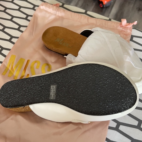 brand new never worn i ordered the wrong size. - Picture 2 of 2